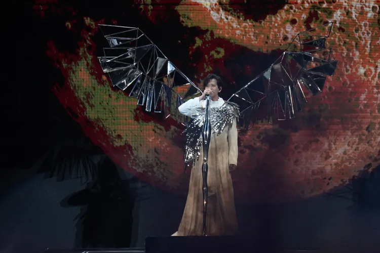 陳曉東開場以英武非凡的「羽翼男神」造型振翅高唱。彭欣偉攝