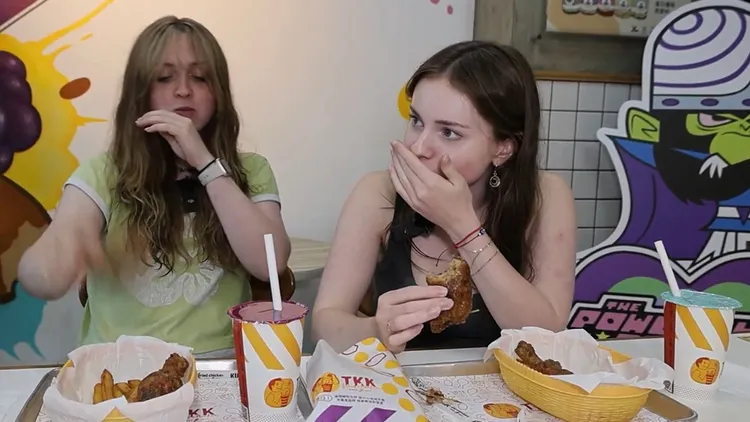 兩名女學生被呱呱包的味道震驚。翻攝自不要鬧工作室YouTube