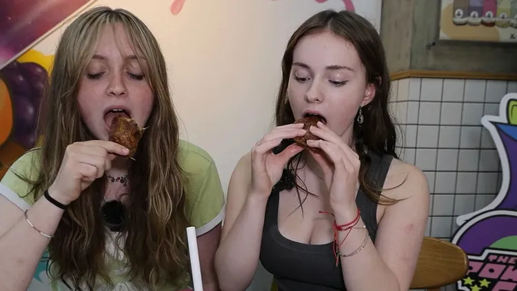 Liv和Lauren體驗呱呱包。翻攝自不要鬧工作室YouTube