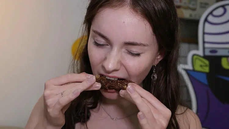 Lauren吃雞脖子。翻攝自不要鬧工作室YouTube