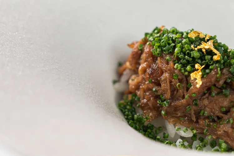 江振誠指導設計的精選菜色「鴨間稻 乾蔥」。業者提供