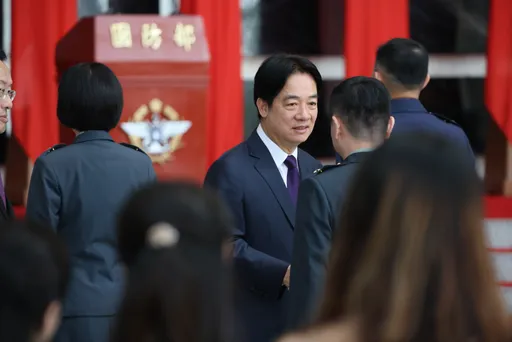 傳賴清德摔資料怒罵將官「看到三軍統帥怎不站好」!國防部回應了