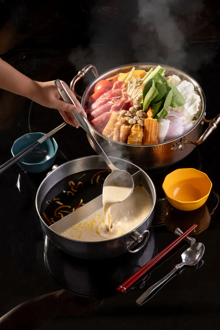 煙波亭火鍋搭配日本季推出兩款全新湯底：濃郁香滑的起司牛奶鍋，濃厚奶香與微鹹起司味；日式經典壽喜燒湯底則以甜鹹平衡，完美襯托肉質口感。業者提供