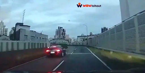 糟蹋了好车!「牛魔王」耍帅飙速过弯撞护栏 气囊全爆了