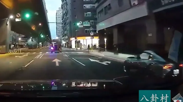 下橋停靠路邊，安全氣囊爆開。翻攝「WoWtchout - 地圖型行車影像分享平台」YouTube