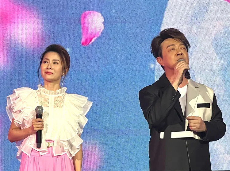 翁立友（右）上台演唱。周遊提供