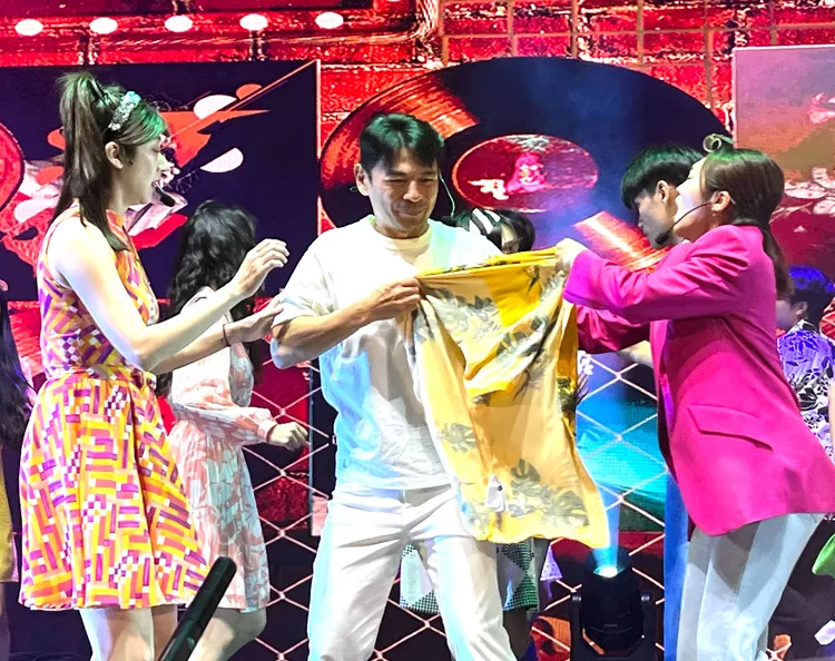 阿Ken（中）參與音樂歌舞劇演出。周遊提供