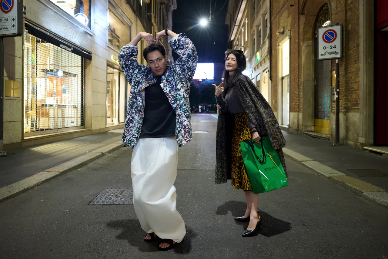 舒淇（右）與楊祐寧在BOTTEGA VANETA秀後換上另套服裝，漫遊米蘭大街，並留下俏皮合影。品牌提供