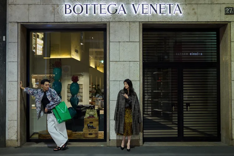 舒淇（右）和楊祐寧穿上BOTTEGA VENETA服裝漫遊米蘭街頭。品牌提供