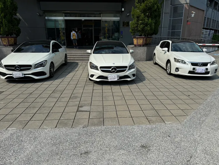 嫌犯獲利所得拿來購買賓士、凌志等百萬豪車，再營造成功獲利假象。翻攝畫面