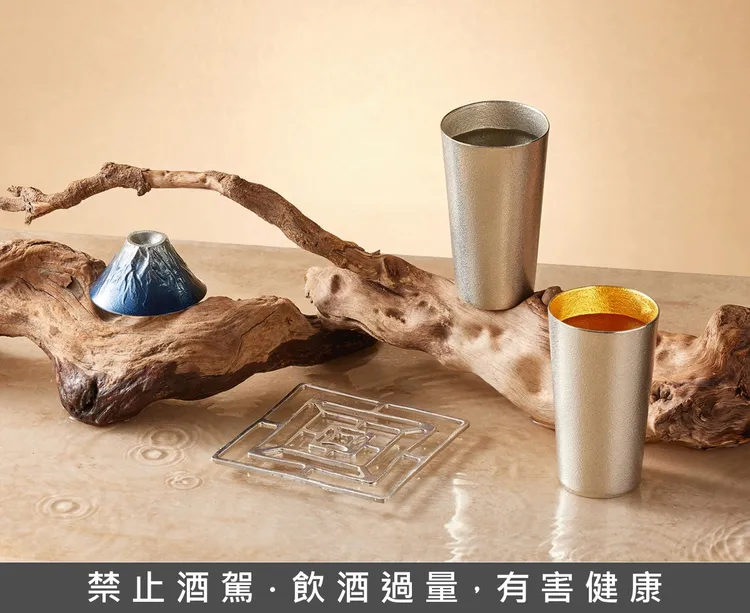 11月底前消費「鮭魚限定套餐」，每客可獲得抽抽卡1張，有機會抽中價值6500元的「能作NOUSAKU 經典純錫杯（純錫・金箔）對杯禮盒」。業者提供