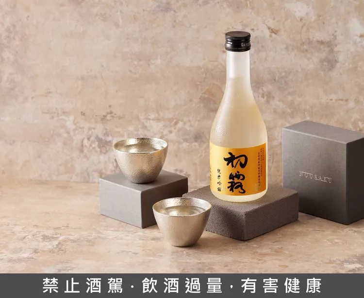 9月底前內用「鮭魚限定套餐」，享單客88折優惠，還能體驗以100%純錫酒器品味「初霧純米吟釀」。業者提供