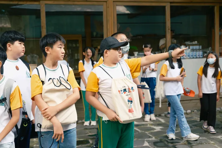 步行揹著實境解謎包闖關。新竹市府提供