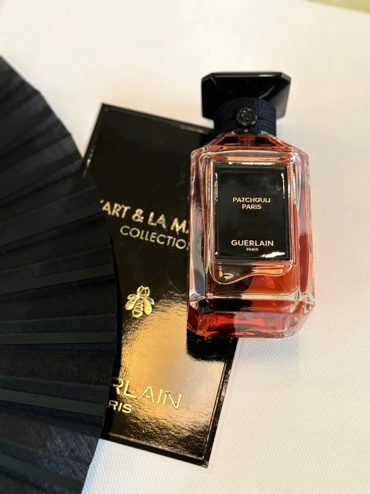 藝術沙龍午夜巴黎淡香精，100ml／1萬3600元、200ml／1萬9600元。張家玲攝