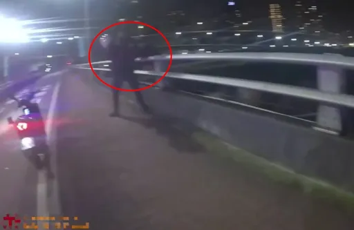 38歲男與家人吵架 酒後獨坐台北橋欄杆「看海」!警到場擒抱救人