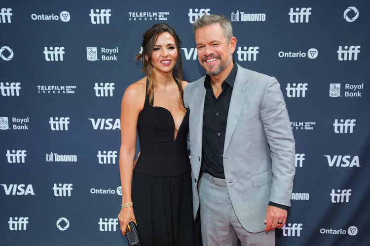 身為製片之一的班艾佛列克缺席，好友麥特戴蒙帶老婆前來。路透