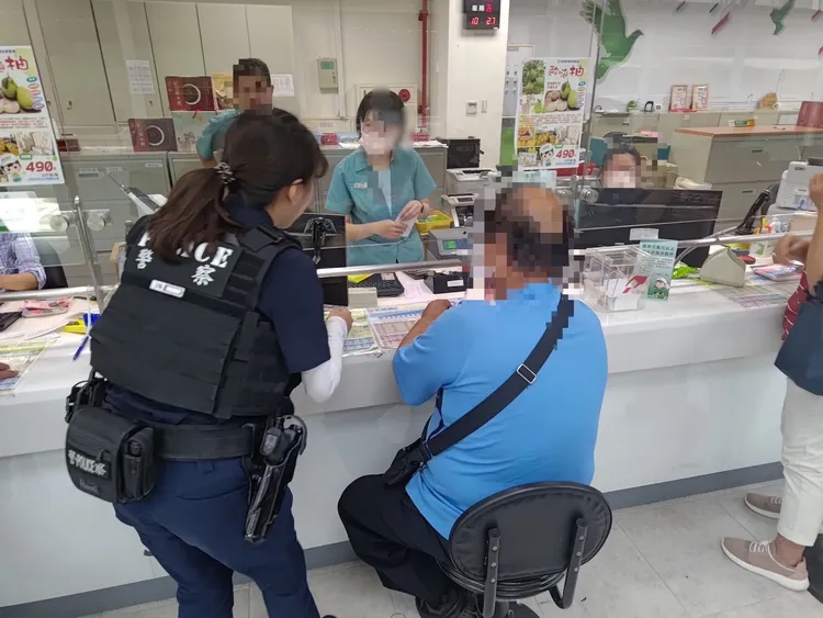 警方到場勸說，終於讓葉男相信遇到愛情詐騙，打消匯款念頭。民眾提供