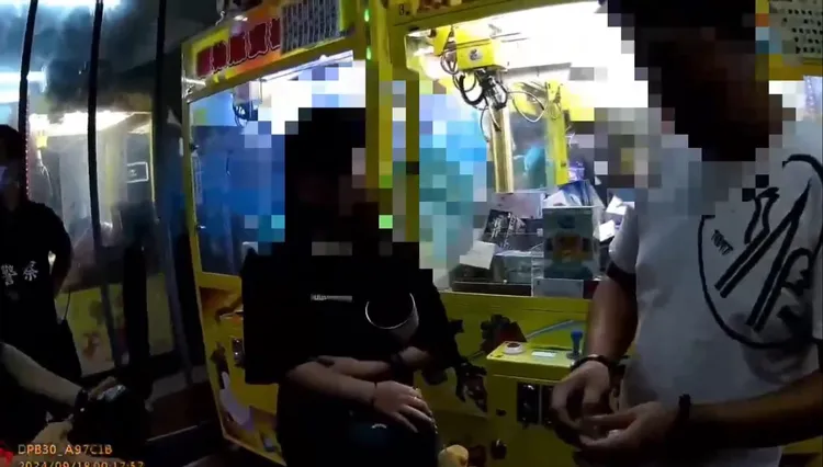 陳男肇事後開了一段路才停下，還躲道路旁一間夾娃娃機店，被警方找到。民眾提供