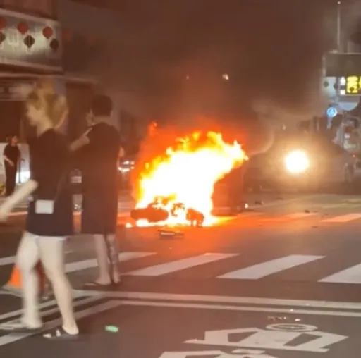 中秋烤肉喝「一手啤酒」開車上路　撞翻騎士害重機慘成火球！他還躲著觀望