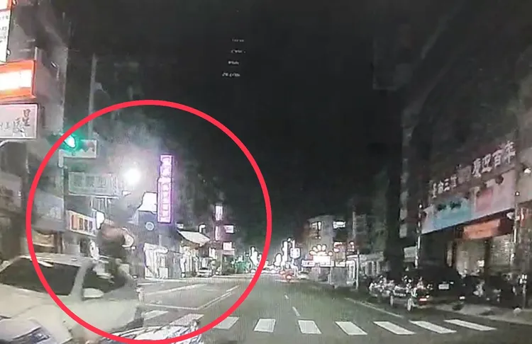 酒駕的陳男開車撞上重機，力道之大，騎士空翻一圈後重摔落地。民眾提供
