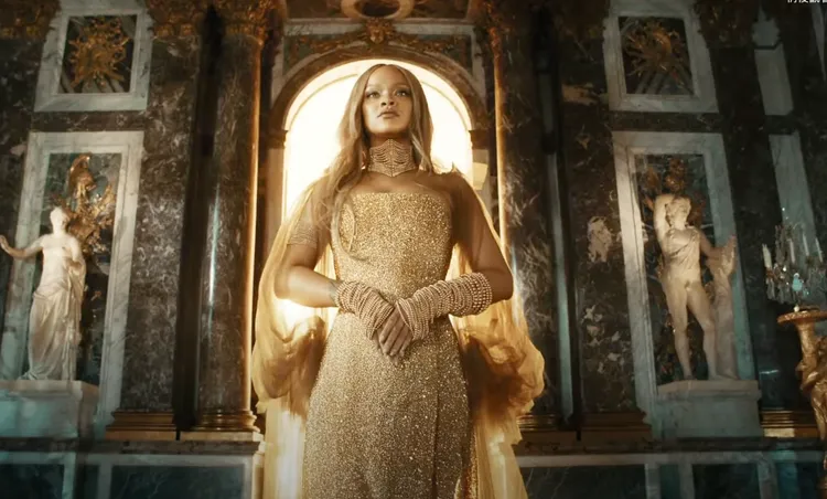 廣告片在凡爾賽宮取景。翻攝影片