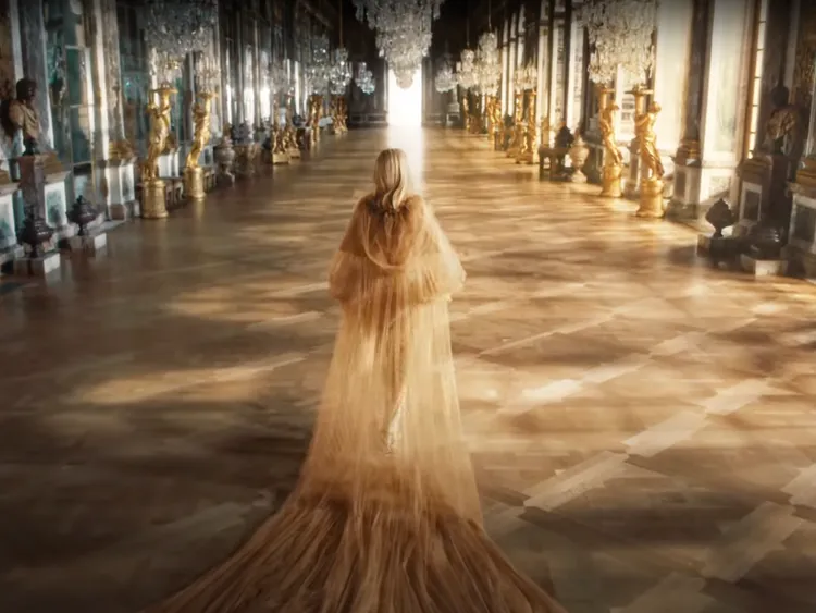 廣告片在凡爾賽宮取景。翻攝影片