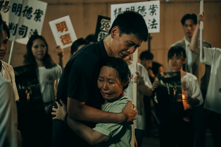 黃鐙輝出獄與呂雪鳳相擁而泣。公視台語台、華視提供