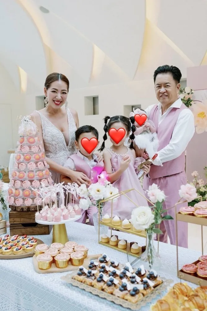 劉伊心三寶雙滿月趴，全家福粉紅色Dress Code。新莊典華提供
