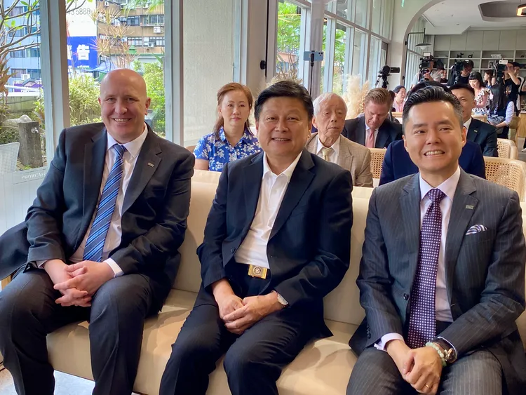 秀泰集團總經理廖偉（圖右)、立法委員傅崐萁（圖中）、洲際集團大中華區華南地區運營副總裁Michael Hoe Knudsen（圖左）。莊偉祺攝