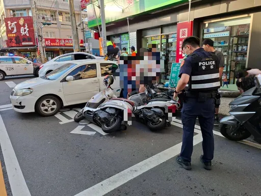 雲林虎尾街頭飛車追逐  路口失控撞成一團  機車騎士慘斷腿