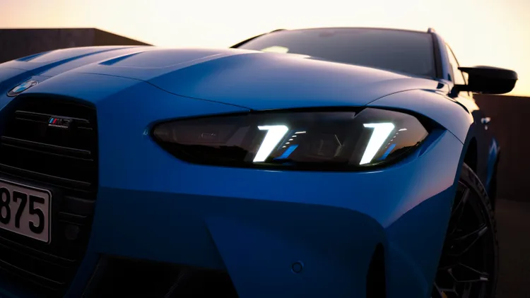 全新BMW M3 Competition M xDrive與BMW M3 Competition Touring M xDrive，全面升級的光型變化智慧LED頭燈更為車主提供最安全便利的夜間駕駛環境。原廠照片