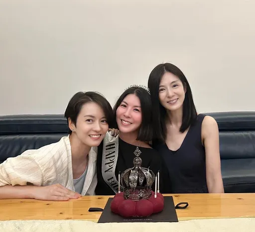 許茹芸生日太幸福了吧 老公深情環抱!最美星友楊采妮梁詠琪都來了