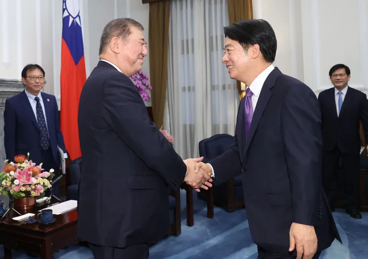 曾在8月訪問台灣並晉見總統賴清德的石破茂（左）目前民調領先。中央社