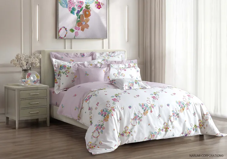 東妮寢飾×Narumi日本精品骨瓷聯名寢具-少女的花束(粉)100高紗支長纖棉印花四件式床包組優惠價9480元。業者提供