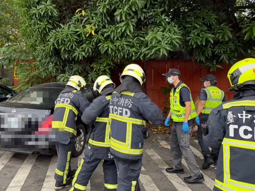 轎車違停槽化線飄出這個味　民眾報案赫見車內男屍已「腐爛長蛆」