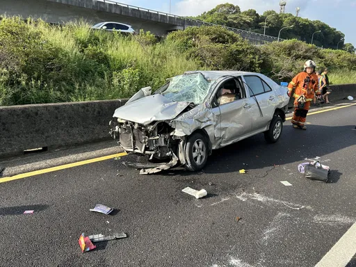 國1小客車追撞翻滾 悚!女駕駛拋飛車道遭後車輾斃