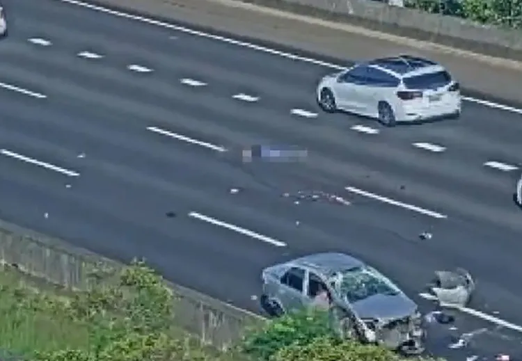 女駕駛被拋出車外，遭後車輾斃。翻攝畫面