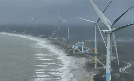 摩羯颱風來襲!中國「抗颱級」風力發電機倒一排 業者:「這次」真的是天災