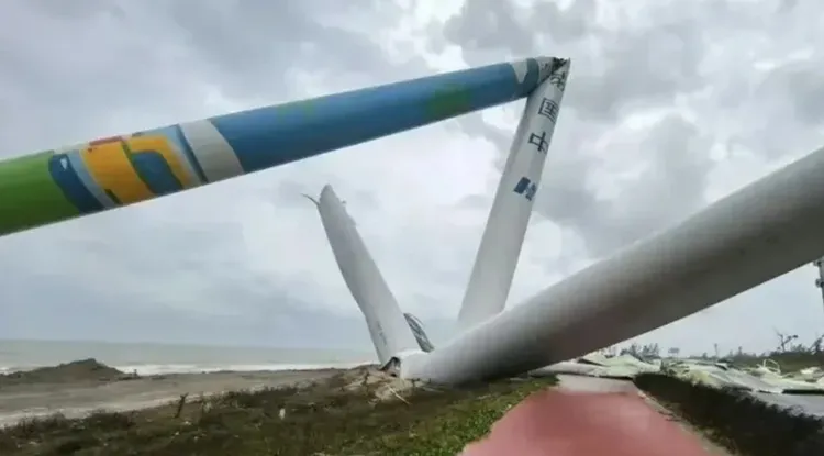 中國網友質疑斷折的風力發電機不是「抗颱級」嗎？為何會斷折這麼多？翻攝微博/海南文昌