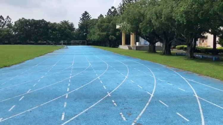 校方指出，跑道是3年前鋪設而成，採全密式跑道，標準賽道規格。民眾提供