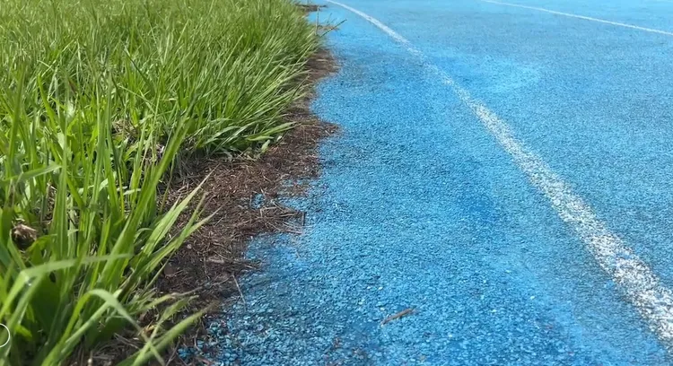 校方指出跑道尚在保固期內，已通知廠商前來檢查。民眾提供