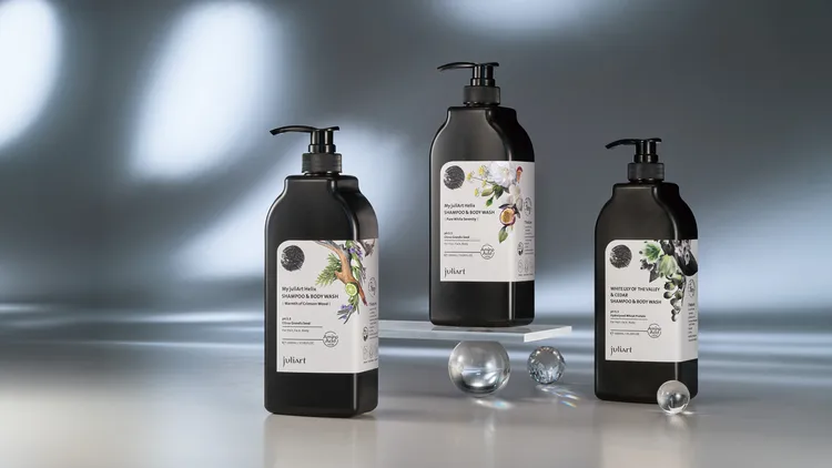 My juliArt 3in1 洗髮沐浴露推出2年度新香「緋木暖絨」和「純白謐靜」，各1000ml／1350元。品牌提供