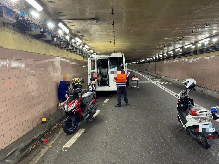 車上3人送醫。警方提供