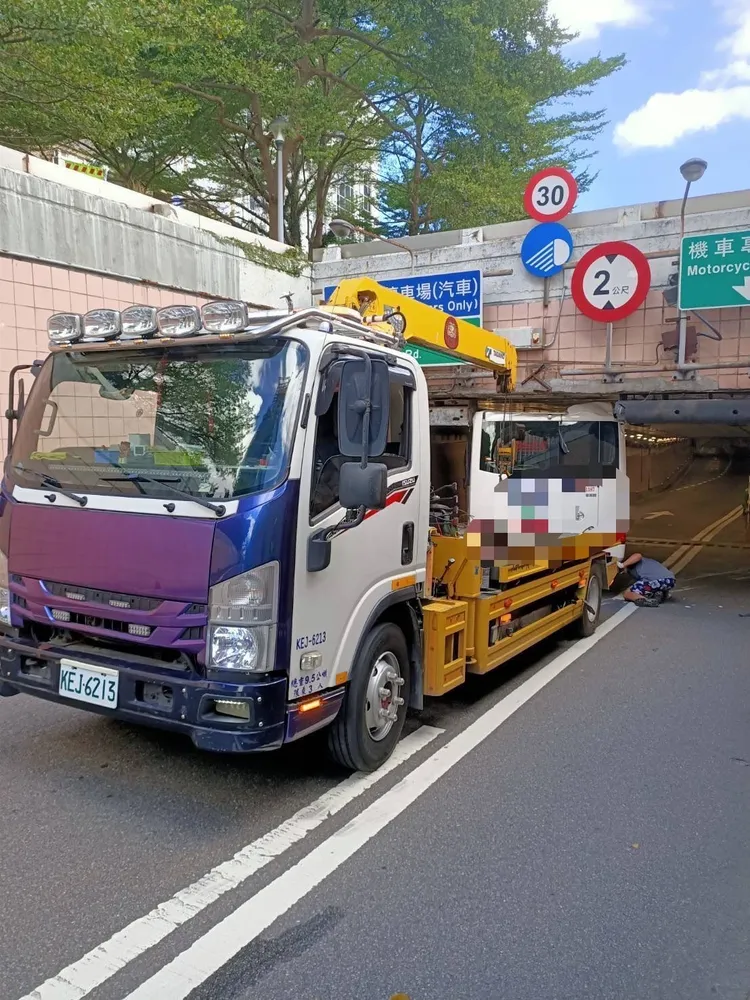 拖吊車將小巴士拖離現場。警方提供