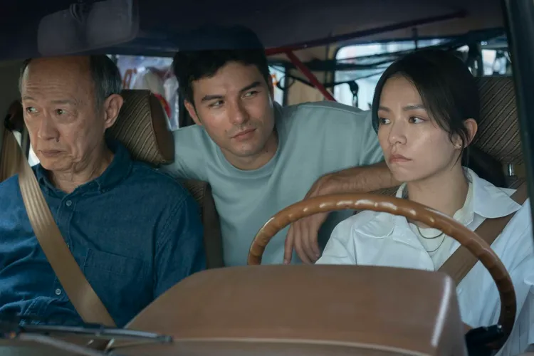 宋芸樺（右起）飆速開車，鳳小岳驚問：「請問是三寶本人嗎？」果陀娛樂提供