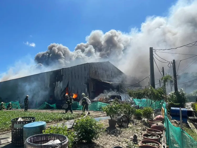 社子島工廠火警，火勢在下午4時18分已控制。北市府提供