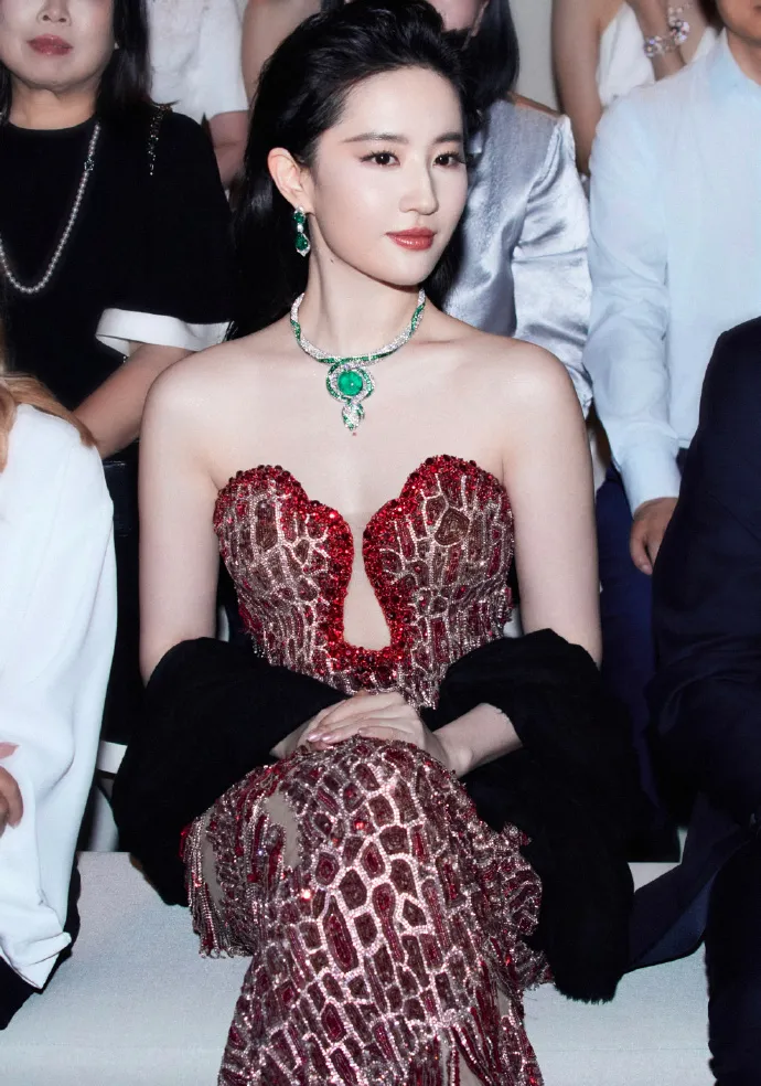 劉亦菲自己Po的完美照片。翻攝劉亦菲微博