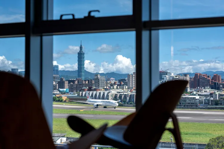 坐在客戶休憩區欣賞飛機起降的絕佳視覺饗宴同時，還能輕鬆享受瑞典的 FIKA 精緻咖啡餐點服務。業者提供