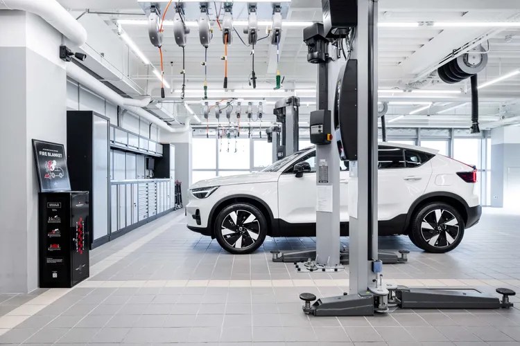 VOLVO 台北濱江服務廠內部則擁有高規格的原廠維修設備及專業服務團隊進駐，廠區內配有 9 個專屬工位。業者提供