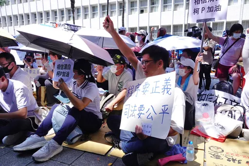小草圍聚北檢外挺柯！苗博雅質疑遊行禁區「蔣萬安放水」